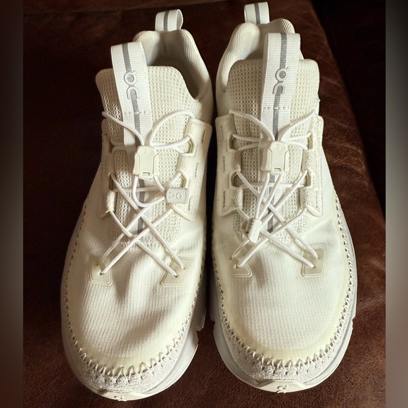 On Running Cream Sneakers with Minimalist Design - Picture 2 of 5